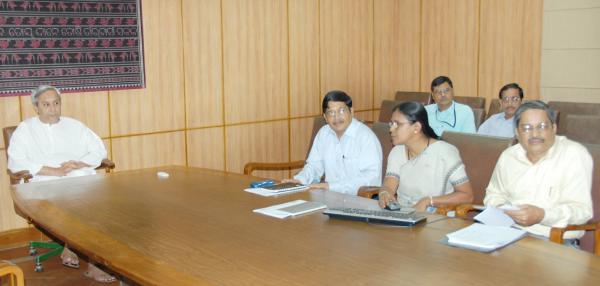 Naveen Patnaik discussing on development of Railway services and facilities in Rourkela areas at Secretariat.
