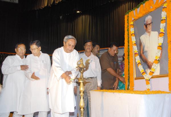Naveen Patnaik inaugurating State Level Birth Centenary Celebration of late Binod Kanungo at Jaydev Bhawan on 6-6-2011.