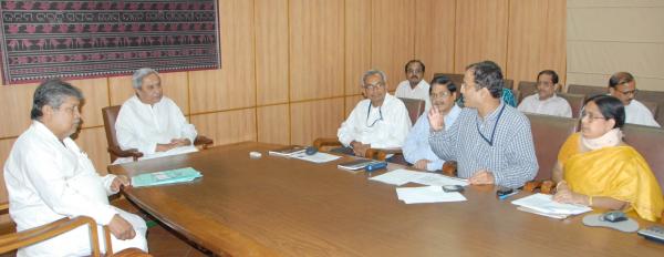 Naveen Patnaik reviewing on progress in formation of District Art & Cultural Federation at Secretariat on 17-6-2011.