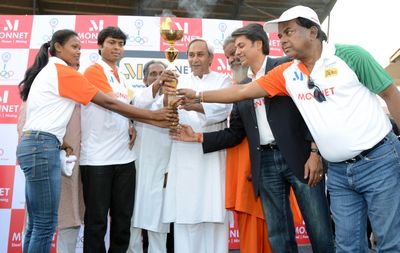 Chief Minister Shri Naveen Patnaik and others holding the MONET GO FOR GOLD TORCH at Kalinga StadiumDate-01-Apr-2012