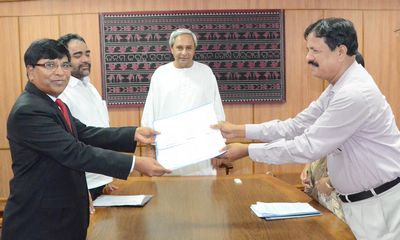 CMD, Agricultural Insurance Company presented a Chaque of Rs.110 Crore to MD, OSCB in the presence of Honble Chief Minsiter, Shri Naveen Patnaik towards Corps Insurance to Farmers at Secretariat  Date-08-Aug-2012