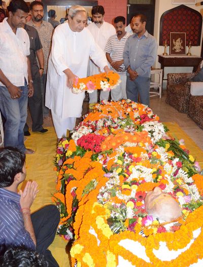 Chief Minister Shri Naveen Patnaik paying homage to Shri Justice Ranganath Mishra former Chief Justice of India at Cuttack Date-14-Sep-2012