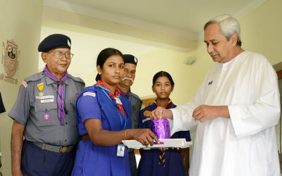 Chief Minister Shri Naveen Patnaik donating on the occasion of Bharat Scouts and Guides Flag Day at Naveen NewasDate-07-Nov-2012