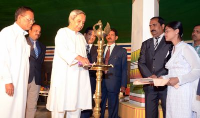 Chief Minister Shri Naveen Patnaik giving away the Prize to the winner team on the accusation of Republic Day parade-2013 at Barabati Stadium, Cuttack on 26-1-2013.ssociation at Bhbaneswar 