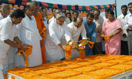 Naveen Patnaik paying tributes at the Samadhi of Biju Babu at Swargadwara, Puri.