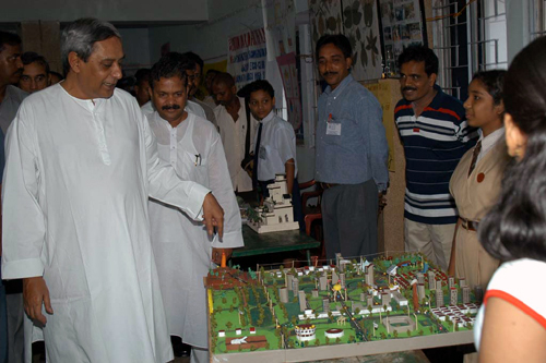 Naveen Patnaik  going round the Exhibition  on the occasion of World Environment Day-2005 at Rabindra Mandap.