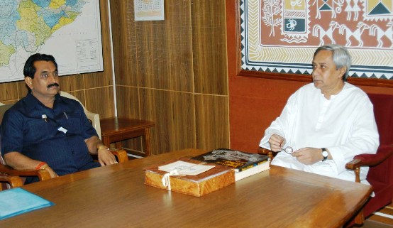 Naveen Patnaik with Shri Tilak Raj Behad Honbl Minister Health , Family Welfare and Medical Education, Govt. of Uttaranchal at Secretariat.