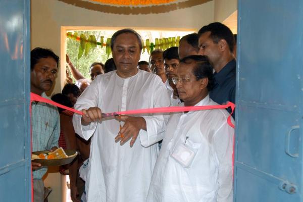 Chief Minister Shri Naveen Patnaik inaugurating the LI Centre at Hinjili Block.