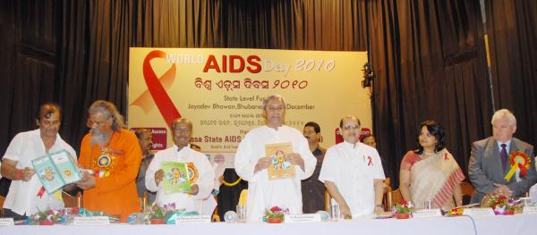 Naveen Patnaik at the World AIDS Day-2010 at Jaydev Bhawan.