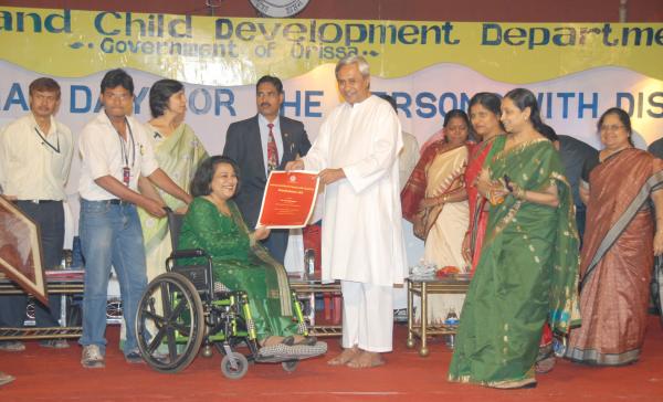 Naveen Patnaik presenting Khyamata Samman-2010 to Dr Smruti Mahapatra at Adivasi Exhibition Ground.