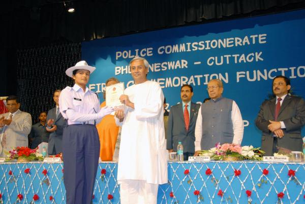 Naveen Patnaik felicitating best Traffic Police Constable at the Police Commissionerate  Bhubaneswar Cuttack First Commemoration Function.