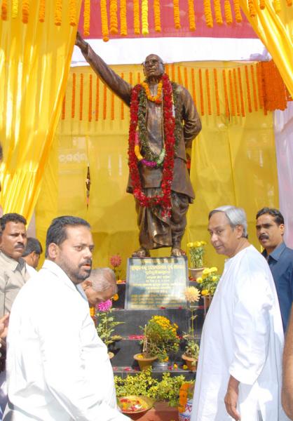 Naveen Patnaik Unveiling the statue of Biju Patnaik at Hata Delang.