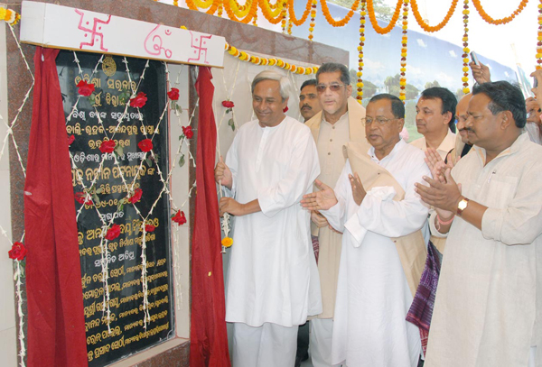 Naveen Patnaik Laying the foundation stone of the Project Widening and Strengthening of 2Lane Road for Chandabali-Bhdrak-Anandapur Road at Bonth Chhak, Bhadrak.