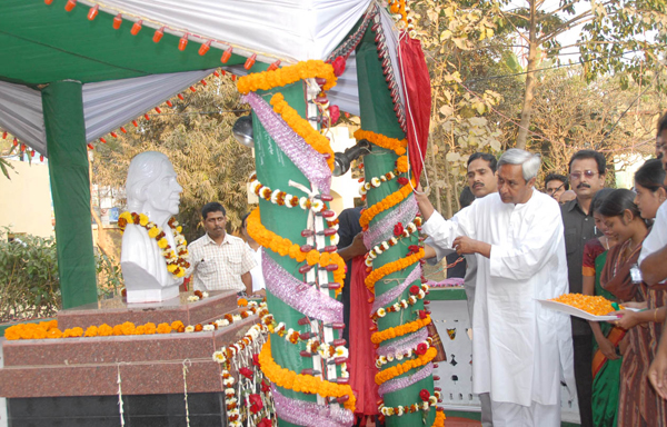 Naveen Patnaik unveiling the statue of Shailabala Das at Shailabala Womens College Premises, Cuttack.
