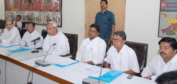 Naveen Patnaik discussing on delivery of Government to Citizen Services through Common Services Centres at Secretariat.