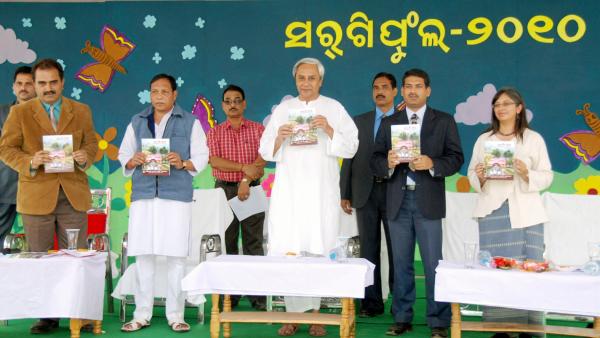 Naveen Patnaik releasing Book SARAGI PHULA organized by S.T & S.C Development Department at Adivasi Ground.
