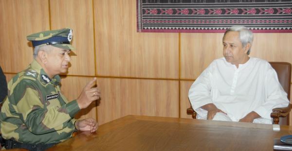 Naveen Patnaik with Shri Raman Srivastava, Director General of Border Security Force at Secretariat.
