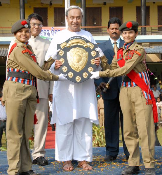 Naveen Patnaik giving away the Prize to the winner team on the accusation of Republic Day parade-2011 at Barabati Stadium, Cuttack.