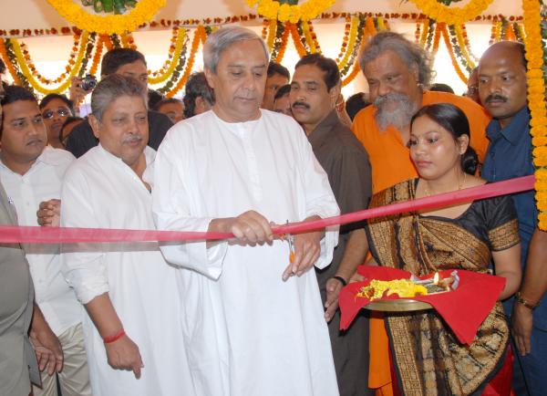 Naveen Patnaik inaugurating Bharat Nirman Rajeev Gandhi Seva Kendra, Bhubaneswar Block Premises.