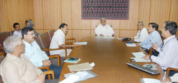 Naveen Patnaik reviewing on the status of formation of Traditional Artists Federation at Secretariat.