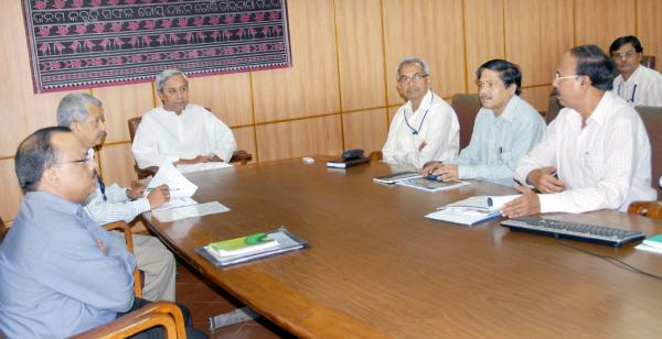 Naveen Patnaik discussing on Management of Academy of construction at Secretariat.