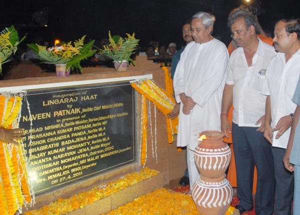 Naveen Patnaik inaugurating the Lingaraj Hart at Bhubaneswar.