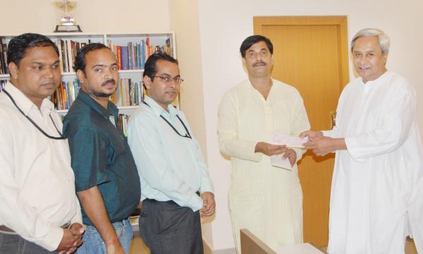 Nimapara MLA Shri Sameer Dash handing over a cheque of Rs 26,880/- to Chief Minister Shri Naveen Patnaik as contributing to CMRF Shri Dash recently won the amount at the game show in ETV at Secretariat on 8-6-2011.