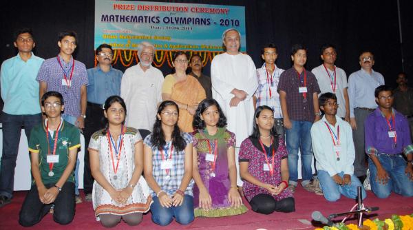 Naveen Patnaik with medalist of Mathematics Olympians-2010 at Bhubaneswar on 10-6-2011. 