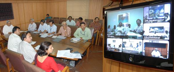Naveen Patnaik discussing on through Video Conferencing with District Collectors on the progress in cement concrete roads at Secretariat on 21-6-2011.