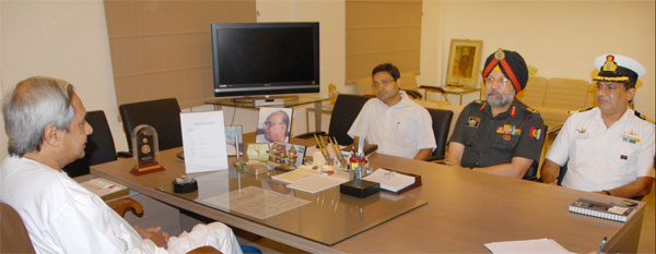 Naveen Patnaik with Lt. Gen. P.S. Bhalla, AVSM, Director General NCC at Secretariat on 23-6-2011.