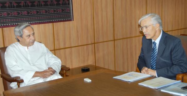 Naveen Patnaik with Shri R.S. Butola, Chairman, IOCL at Secretariat on 25-6-2011.