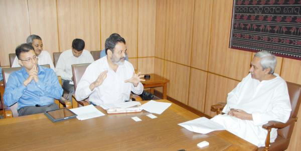 Naveen Patnaik with Shri T.V. Mohandas Pai at Secretariat. 