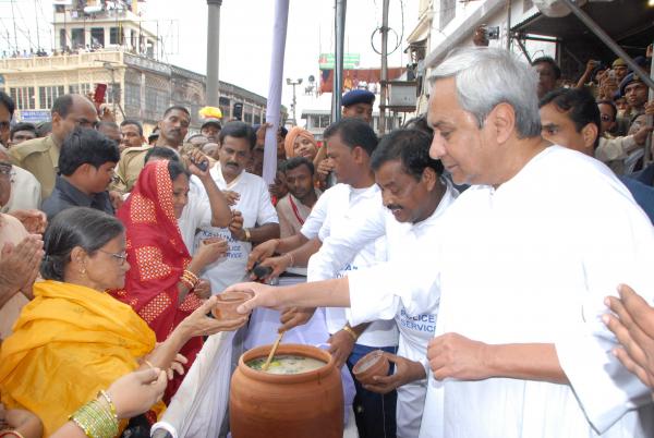 Naveen Patnaik distributing Avada Torani at Puri Rath Yatra.