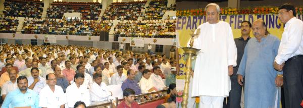Chief Minister Shri Naveen Patnaik inaugurating Biju Patnaik Setu Over River Kathajodi at Mirzaipur on 6-7-2011.