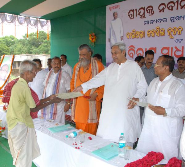 Chief Minister Shri Naveen Patnaik distributing Land Pata to beneficiary at Garhsrirampur Under Balianta Block on 16-7-2011.