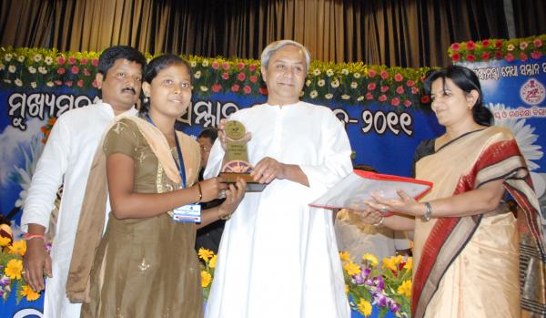 Chief Minister Shri Naveen Patnaik giving away award to meritorious students of Annual High School Examination-2011 at Jaydev Bhawan on 20-7-2011. 