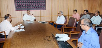Chief Minister Shri Naveen Patnaik reviewing of supply of seeds for Kharif-2012 at SecretariatDate-01-Jun-2012 