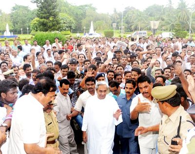 Chief Minister Shri Naveen Patnaik arriving at Secretariat amidst a rousing reception by employeesDate-01-Jun-2012 