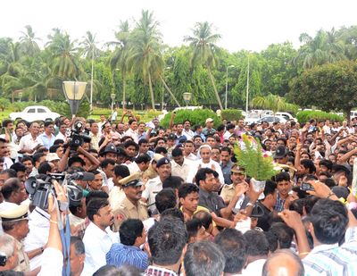 Chief Minister Shri Naveen Patnaik arriving at Secretariat amidst a rousing reception by employees