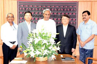 Chief Minister Shri Naveen Patnaik with POSCO CMD Yong Won Yoon at SecretariatDate-16-May-2012