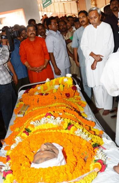 Chief Minister Shri Naveen Patnaik paying floral tributes to departed leader Shri Nalini Kanta Mohanty at SUM Hospital Date-20-Apr-2012