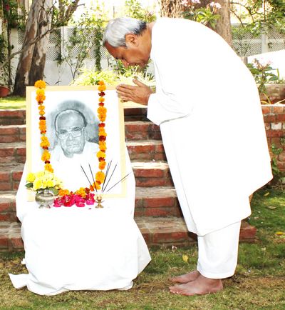 Chief Minister Shri Naveen Patnaik paid homage to Late Biju Patnaik at Aurangzeb Road Residence, New DelhiDate-17-Apr-2012