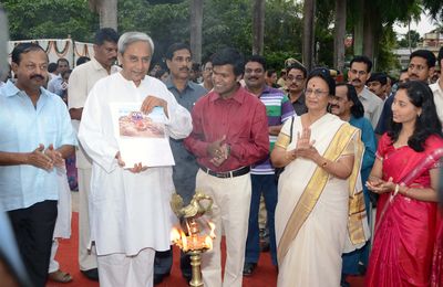 Chief Minister Shri Naveen Patnaik visiting the Imaginations in Sand a repository of Sand Art of Sudarsana Patnaik at Lalit Kala Academy Date-14-Apr-2012