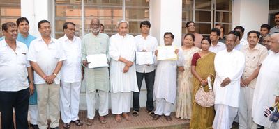 Chief Minister Shri Naveen Patnaik with the newly elected Rajya Sabha Members Shri Rabi Narayan Mohapatra, Shri Dilip Tirkey and A.V. Swami at OLA PremisesDate-22-Mar-2012