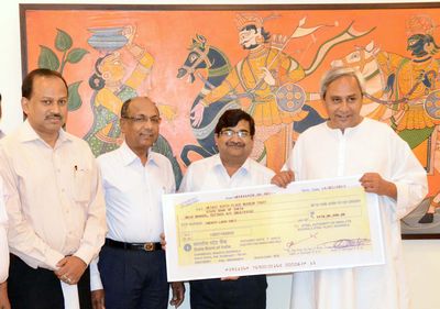 Chief Minister Shri Naveen Patnaik receiving a cheque of Rs 20 Lakh from Shri G.S. Prasad, CEO, SAIL, RSP to words its contribution to Netajee Subhash Chandra Bose Museum Trust (Cuttack) at SecretariatDate-16-Mar-2012
