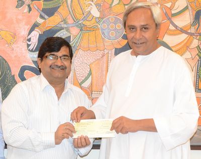 Chief Minister Shri Naveen Patnaik receiving a cheque of Rs 20 Lakh from Shri G.S. Prasad, CEO, SAIL, RSP to words its contribution to Netajee Subhash Chandra Bose Museum Trust (Cuttack) at Secretariat Dated-16-Mar-2012