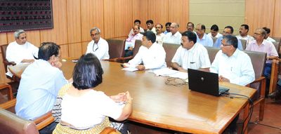 Chief Minister Shri Naveen Patnaik reviewing Hit Weave situation in the State at Secretariat