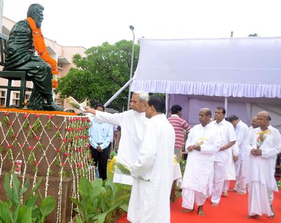Chief Minister Shri Naveen Patnaik floral tribute to the statue of Late Utkalmani Pandit Gopabandhu Das on the occasion of 84th Shradhotsav at OLA premises Date-19-Jun-2012