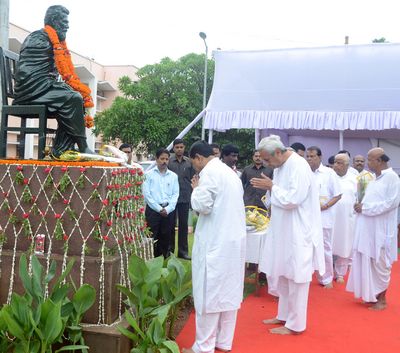 Chief Minister Shri Naveen Patnaik tribute to the statue of Late Utkalmani Pandit Gopabandhu Das on the occasion of 84th Shradhotsav at the OLA premises Date-19-Jun-2012 