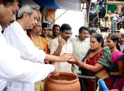 Chief Minister Shri Naveen Patnaik distributing Abhada Torani at the PURI RATHA YATRADate-21-Jun-2012